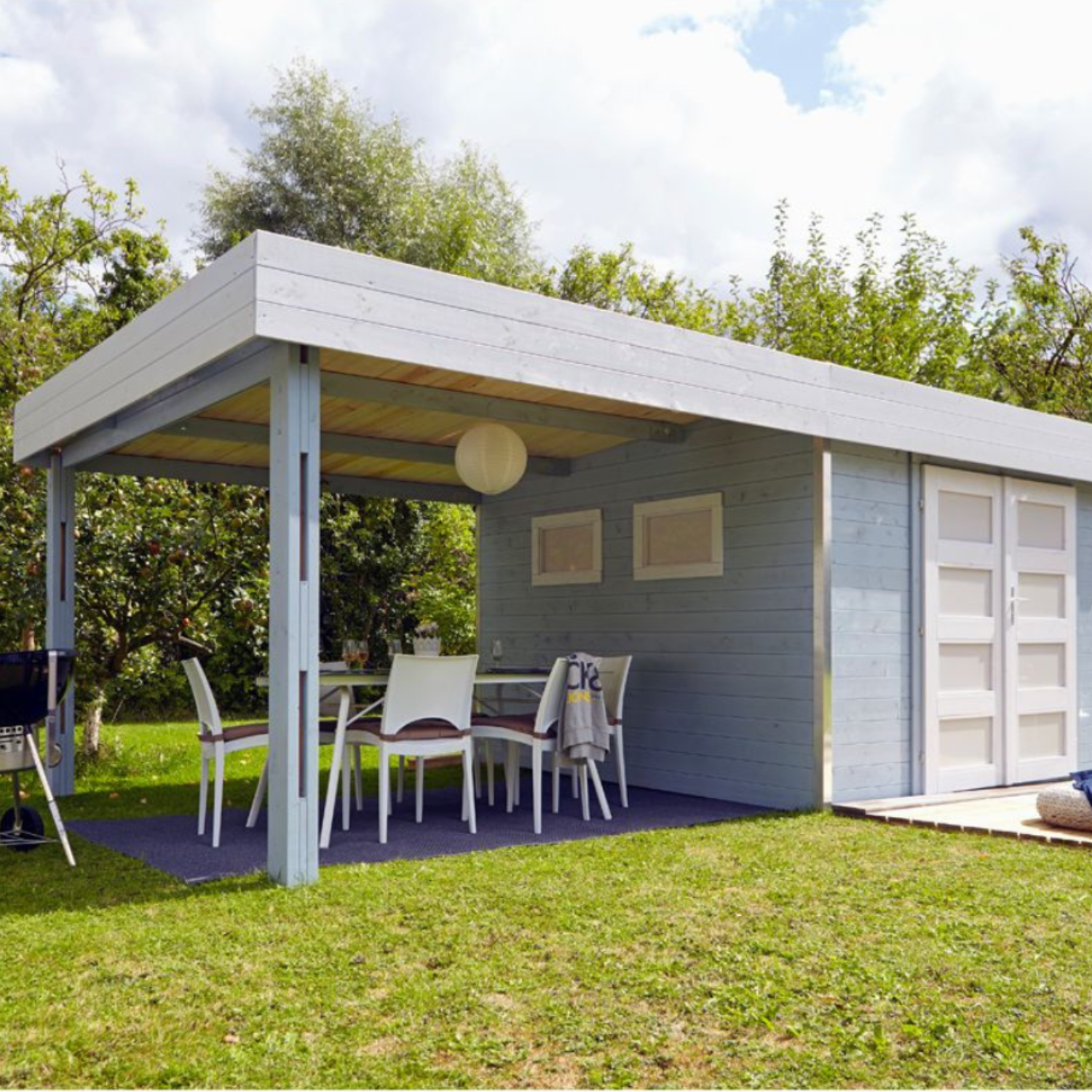 Abri de Jardin en Bois à Toit Plat avec Auvent – Élégance et Polyvalence